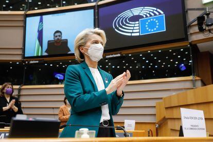La presidenta de la Comisión Europea, Ursula von der Leyen, aplaude la intervención telemática del presidente ucranio, Volodímir Zelenski, en el Parlamento Europeo.
