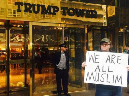 Michael Moore se fotografi&oacute; en diciembre de 2015 ante la Torre Trump.