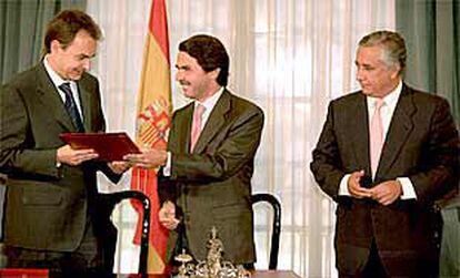 José Luis Rodríguez Zapatero, José María Aznar y Javier Arenas, tras la firma del pacto en La Moncloa.
