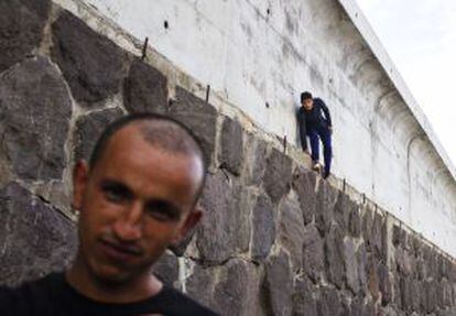 Un menor, en la escollera del puerto de Melilla.