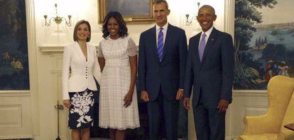 Los reyes Felipe y Letizia junto al presidente de EEUU, Barack Obama y la primera dama, Michelle, posando hoy en la Casa Blanca, en el primer d&iacute;a del viaje oficial que sus Majestades realizan a Estados Unidos.