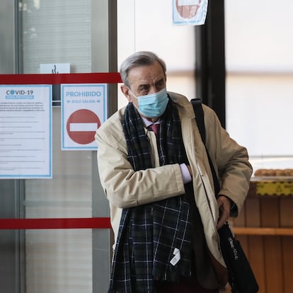 Antonio Burgueño, exasesor sanitario de la Comunidad de Madrid, de camino a la sala de la Asamblea de Madrid donde ha declarado este viernes.