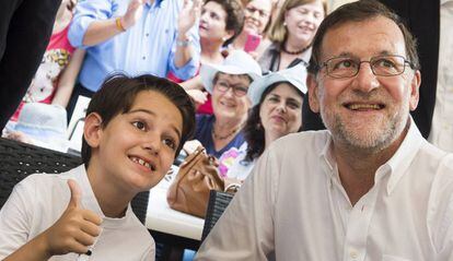 El presidente del Gobierno en funciones y del Partido Popular Mariano Rajoy se ha reencontrado este s&aacute;bado en Molina de Segura (Murcia) con su &quot;miniyo&quot;, el ni&ntilde;o Pablo Gomariz, que le imit&oacute; en un programa de televisi&oacute;n.