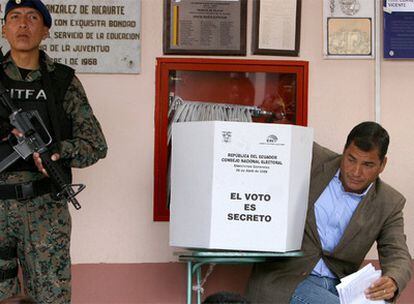 El presidente ecuatoriano, Rafael Correa, en el momento de emitir su voto.