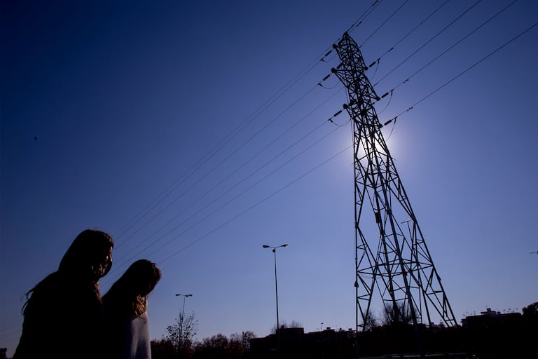 Poste de un tendido eléctrico en las inmediaciones de Tablada en Sevilla.