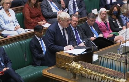 Boris Johnson anuncia este martes la subida de impuestos en la Cámara de los Comunes, mientras escucha detrás su ministro de Economía, Rishi Sunak.