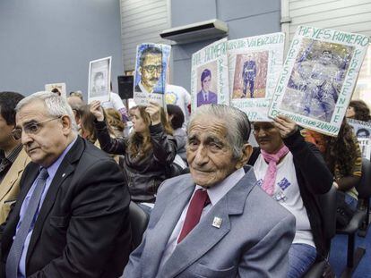 Asistentes a la primera audiencia del juicio en el Tribunal Oral en lo Criminal Federal de Tucumán.