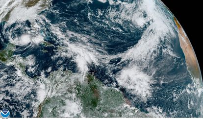 Fotografía satelital de la tormenta tropical Eta en el golfo de México y la subtropical Theta en el Atlántico.