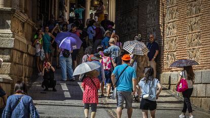 Turistas pasean por Toledo. EFE/Ángeles Visdómine