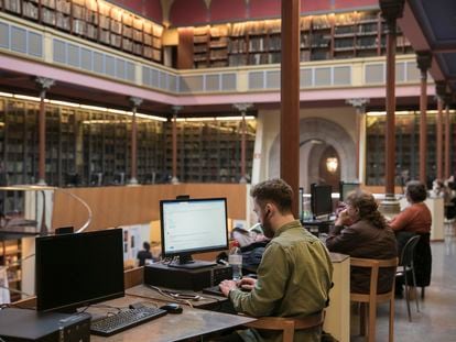 Estudiantes en la biblioteca de la Universidad de Barcelona.
