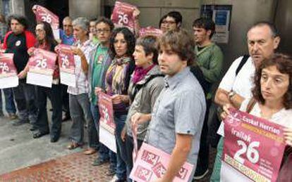 Representantes de los sindicatos ELA, LAB, ESK, CNT, CGT, STTE- EILAS, HIRU y EHNE, y de diversos colectivos sociales, ante la sede del Gobierno Vasco en Bilbao, donde presentaron la documentación de la huelga general en el País Vasco que han convocado para el 26 de septiembre.