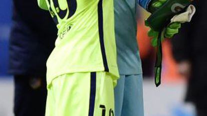 Messi saluda a Ter Stegen.