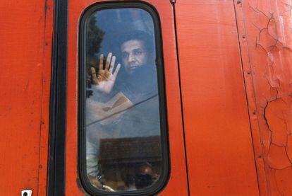 A la imatge, un home mira per la finestra d'un tren a l'estació de Gevgelija (Macedònia). La UE va anunciar l'11 d'agost una partida de 2,4 milions d'euros per ajudar els Estats membres en l'allau de persones que els arriben cada dia. Una xifra que alguns països han qualificat d'insuficient.