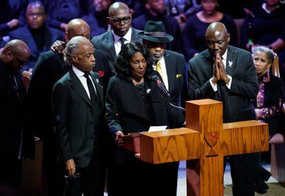 La madre de Tyre Nichols, en el funeral de su hijo, rodeada por, entre otros, el reverendo Al Sharpton, su marido y el abogado de la familia, Ben Crumps. 
