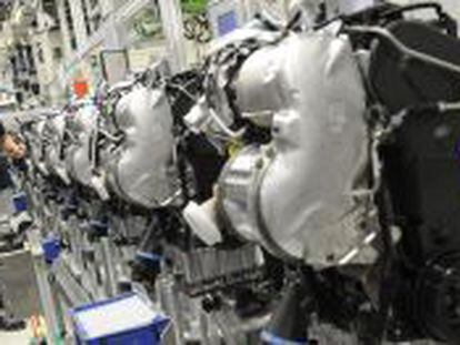 Un empleado de Volkswagen trabaja en una cadena de montaje de motores di&eacute;sel MDB en la planta que la fabricante de coches tiene en Salzgitter (Alemania). EFE/Archivo