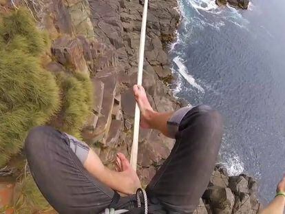 El equilibrista Ryan Robinson, grabándose a sí mismo al hacer una peripecia.