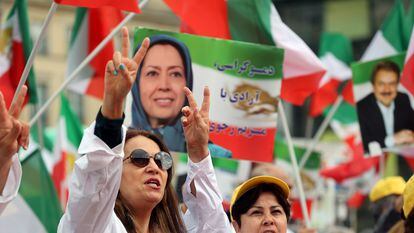 Cartel con la imagen de Maryam Rajavi, líder del Consejo Nacional de Resistencia de Irán, en  una protesta contra la pena de muerte en Irán, en Berlín, el 17 de septiembre de 2020.