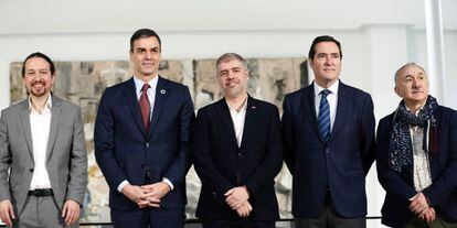 El presidente del Gobierno, Pedro Sánchez, y los agentes sociales tras la firma el pasado jueves del acuerdo para subir a 950 euros brutos mensuales el salario mínimo interprofesional (SMI) en 2020.
