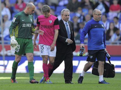 Willy Caballero abandona el campo despu&eacute;s de lesionarse en el partido ante el Espanyol