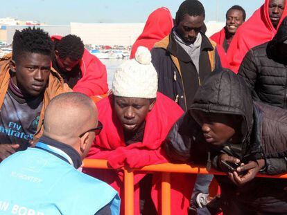 Un agente de Frontex junto a un grupo de subsaharianos rescatados el martes.