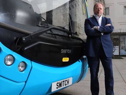 El consejero delegado del fabricante de autobuses y vehículos comerciales eléctricos Switch, Andy Palmer, junto a un bus de la empresa.