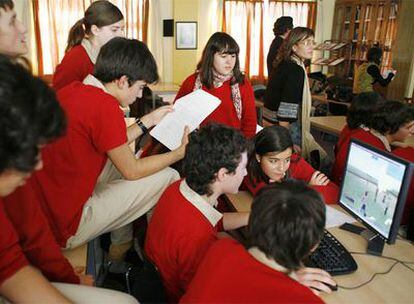 Alumnos de 4º de ESO del colegio Peleteiro de Santiago participan en un juego de rol sobre mediación de conflictos.