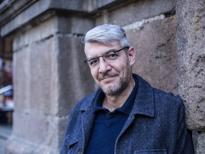 El escritor Emiliano Monge posa para una fotografía en el Centro de Coyoacán en la Ciudad de México.