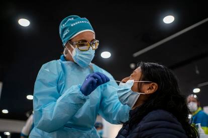 Un sanitario realiza una prueba de antígenos, el pasado 20 de octubre en Madrid.