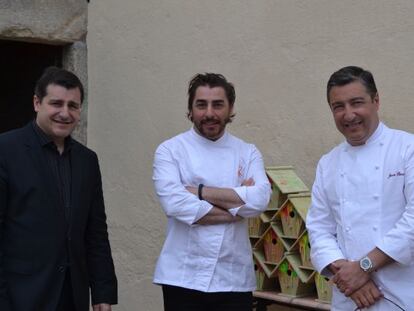 Josep, Jordi y Joan Roca, en la entrada de La Mas&iacute;a.