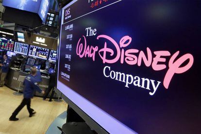 La cotizaci&oacute;n de Disney en uno de los monitores de Wall Street.