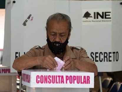 Un hombre vota en las casillas para la Consulta Popular en la Colonia Centro en Ciudad de México.