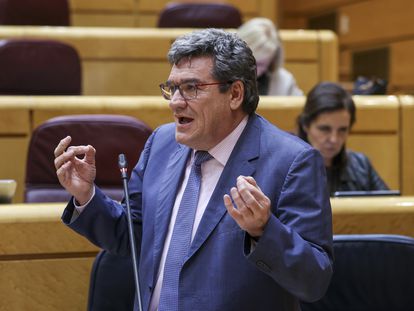 El ministro de Inclusión, Seguridad Social y Migraciones, José Luis Escrivá, durante una sesión de control al Gobierno en el pleno del Senado.