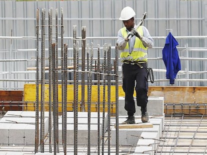 Un trabajador inmigrante en una obra en Madrid.