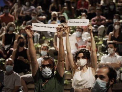 Dos assistents al Grec protesten aquest diumenge a la nit per la seva cancel·lació. 