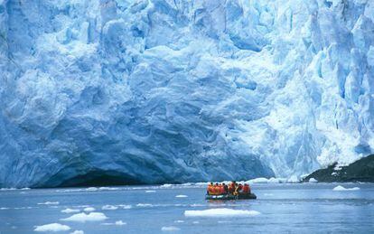 Pasajeros de un crucero de varios d&iacute;as por Tierra de Fuego, en la Patagonia chilena, durante un desembarco. 