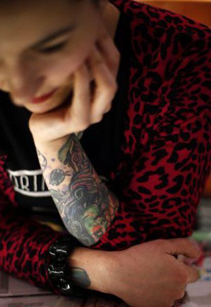 Una rockera con tatuajes y estampado de leopardo.