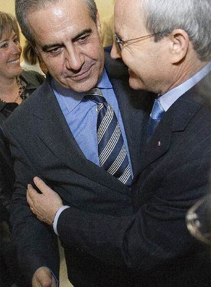 El presidente Montilla abraza al ministro Corbacho.
