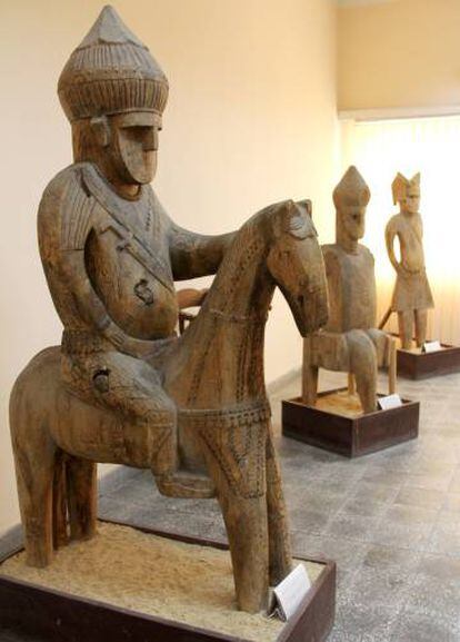 Estatuas de madera de Nuristán, la última provincia afgana que se convirtió el islam, ya entrado el siglo XIX.