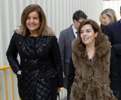 La vicepresidenta del Gobierno, Soraya Sáenz de Santamaría (derecha), y la ministra de Trabajo, Fátima Báñez