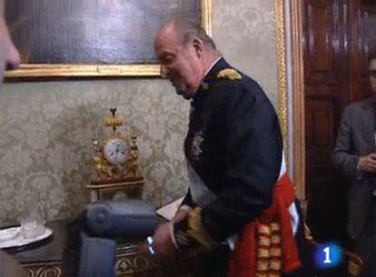 Don Juan Carlos, en una captura de TVE, guarda su móvil.