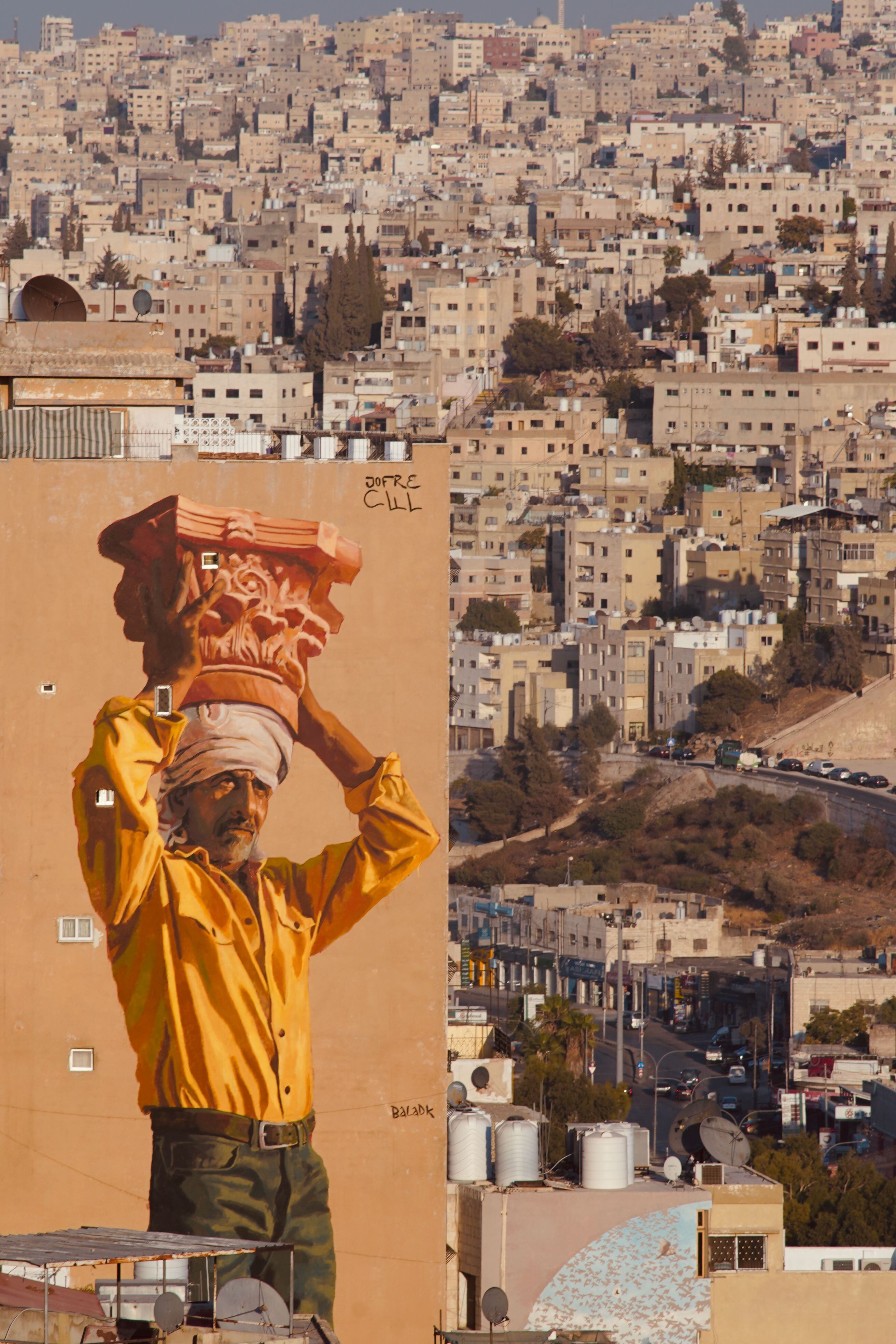Mural en una de las fachadas del centro de la ciudad de Amán (Jordania), obra de los artistas Jofre Oliveras y Dalal Mitwally.