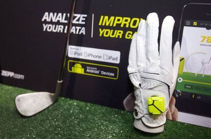 Sensor de Zepp se muestra en un guante de golf durante el CES Unveiled