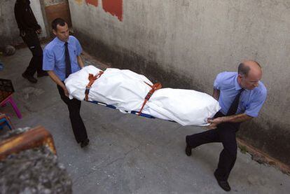 Levantamiento del cadáver de la mujer asesinada ayer en Vigo.