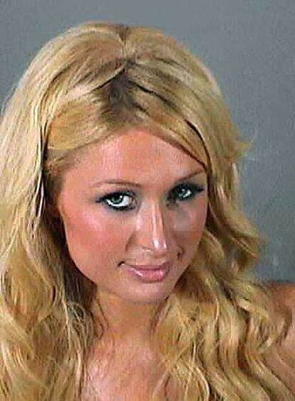 Paris Hilton, en la foto policial de su detención.