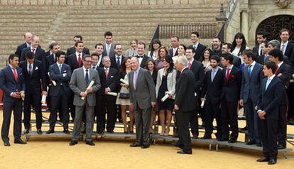 El rey Juan Carlos tras la entrega de los Premios Universitarios y Trofeos Taurinos 2009 que concede la Real Maestranza de Caballería de Sevilla.