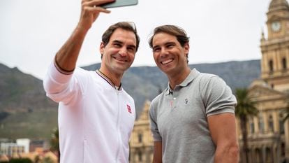 Federer y Nadal se fotografían durante la promoción de un evento benéfico en Ciudad del Cabo, hace dos años.