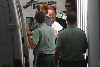 Julián Muñoz, a la salida de la cárcel de Alhaurín para declarar ante el juez.