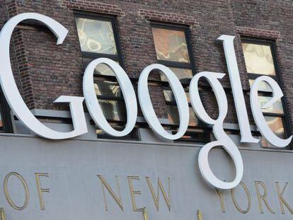 Vista del logo de Google en la sede de la firma en Nueva York 