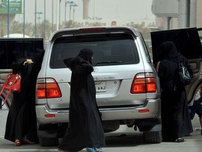 Mujeres saud&iacute;es bajan de un coche durante una jornada de protesta en 2011. 