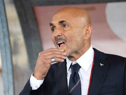 Luciano Spalletti gesticula durante el partido que disputaron Macedonia del Norte e Italia este sábado.